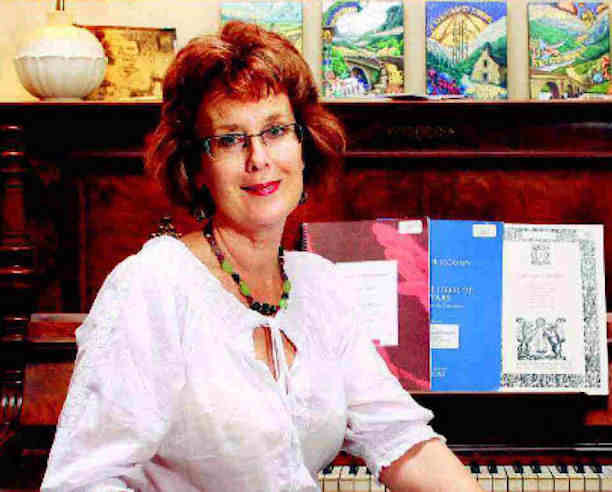 photo of illustrator/calligrapher - Lynne Muir